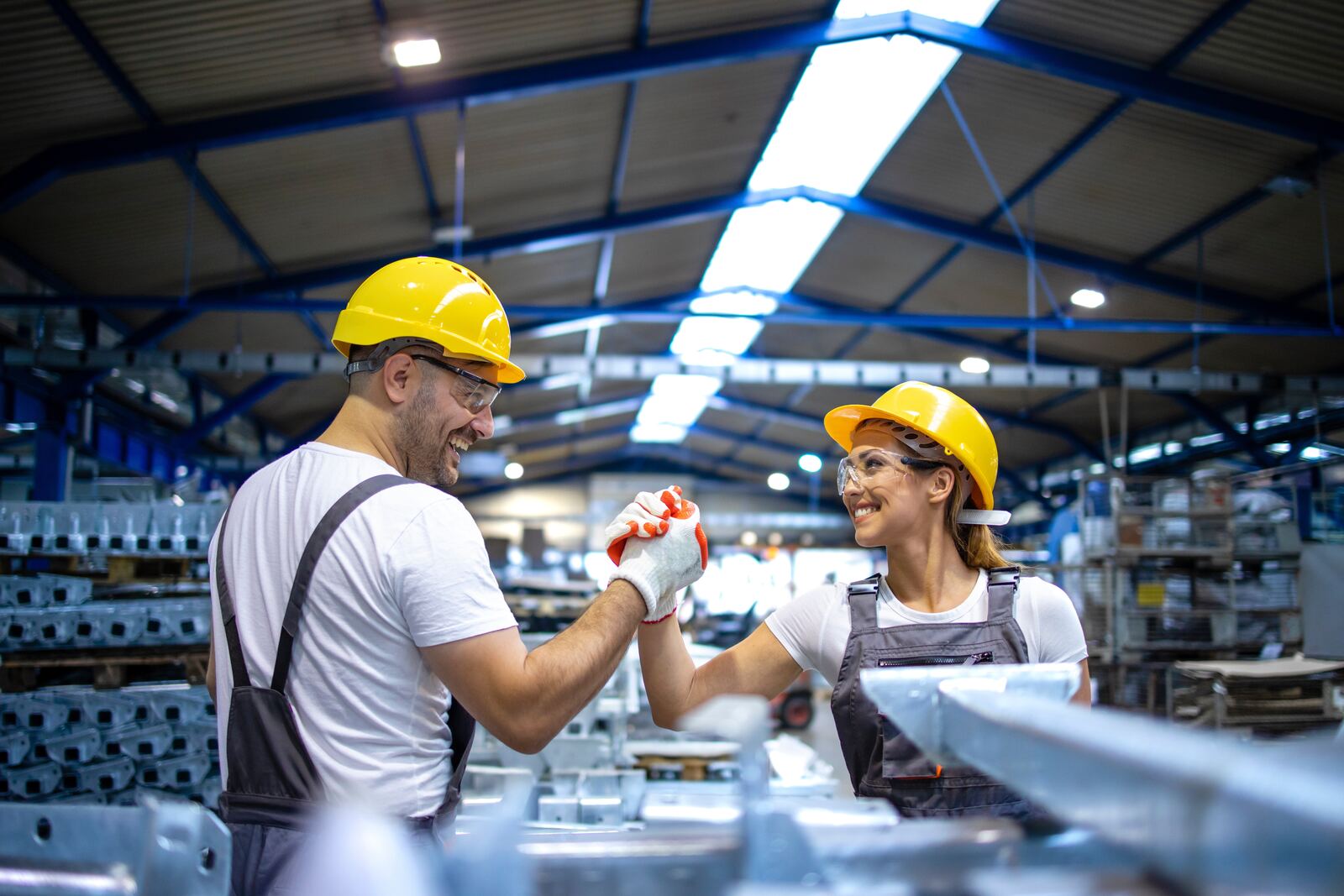 Wartungsteam von LED Industrie an einer Förderanlage